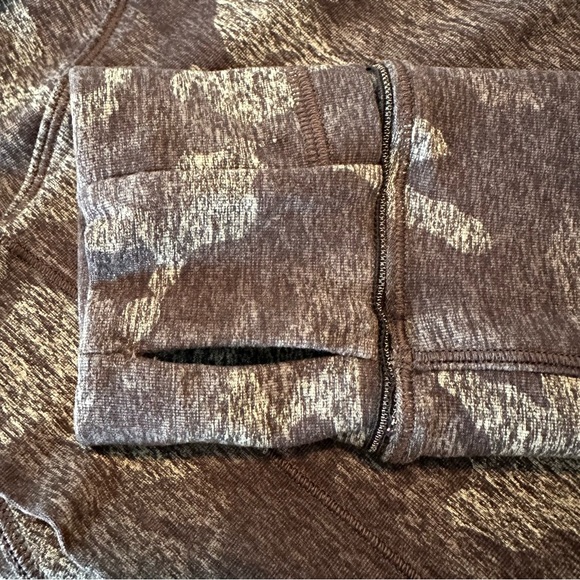 LULULEMON OUTRUN THE ELEMENTS 1/2 ZIP TOP IN GRAY CAMO SIZE 8 - Picture 9 of 16